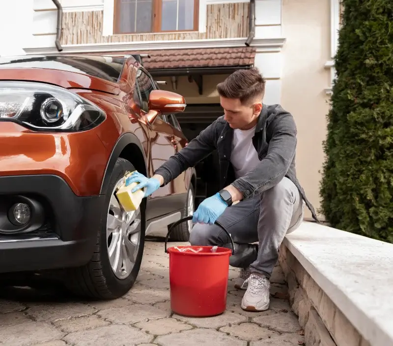 Lavage auto à domicile Crocq : professionnel intervenant sur un véhicule